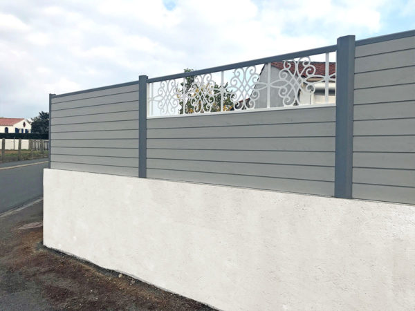 clôture composite gris clair écume Océwood. lame décorative fonderie d'aluminium Arabesque. poteaux gris galet.