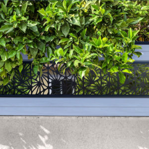 clôture composite blanc flocon Océwood. lame décorative aluminium motifs géométriques Grafisk. poteaux gris foncé 7016.