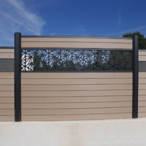 clôture composite marron clair moka Océwood. lame décorative aluminium motifs géométriques Grafisk. poteaux gris foncé 7016.