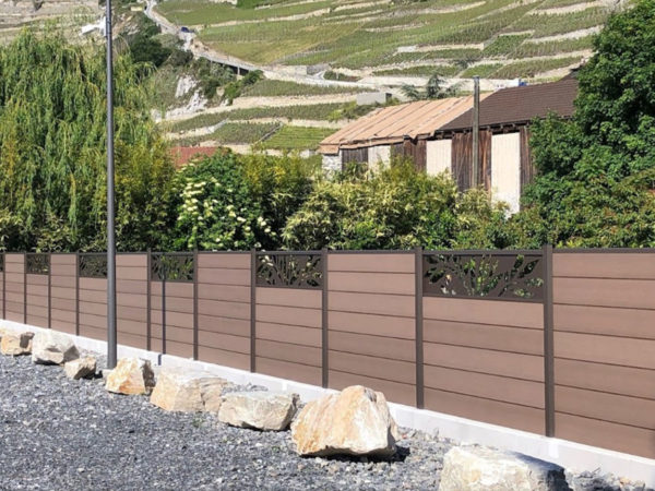clôture composite marron foncé arabica Océwood. lame décorative aluminium olivier. poteaux gris brun.