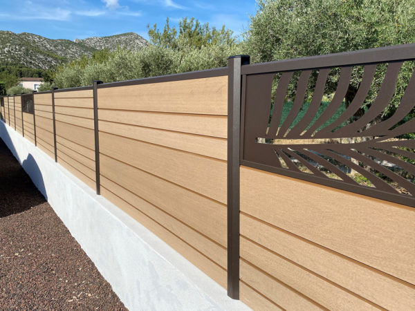 clôture composite marron sierra Océwood. lame décorative aluminium palme. poteaux brun.