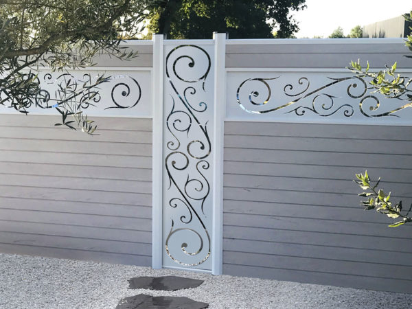 clôture composite blanc flocon. lame décorative aluminium Harmonia. poteaux blancs.