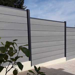clôture composite gris clair basalte. lames infinite. poteaux gris foncé.