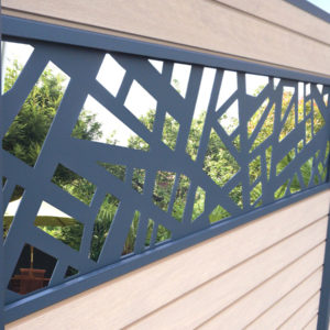 clôture composite marron clair moka. lame décorative aluminium géométrique. poteaux gris foncé.