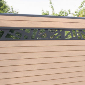 clôture composite marron foncé arabica. lame décorative aluminium géométrique. poteaux gris foncé.