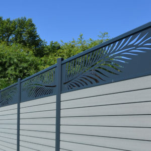 clôture composite gris clair basalte. lame décorative aluminium palme. poteaux gris foncé.