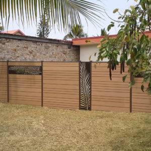 clôture composite marron sierra. lames décoratives aluminium palme. poteaux brun.
