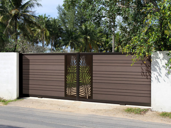portail composite coulissant marron foncé arabica Océwood. lame décorative aluminium palme. cadre brun.